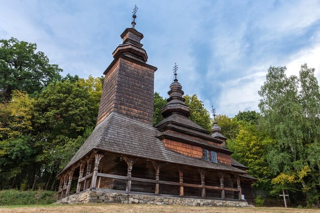 Una vecchia chiesa di legno dall'Ucraina occidentale nel Museo di architettura Pirogovo di Kiev.