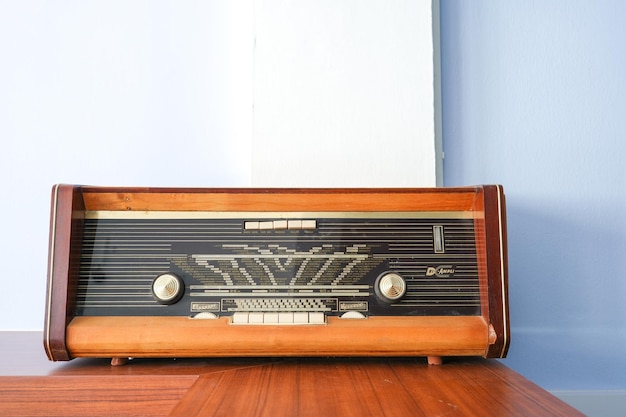 Una vecchia radio degli anni '50 si trova su un tavolo.