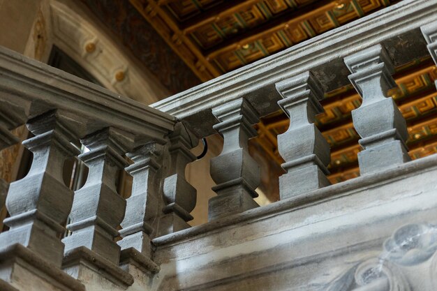 Una vecchia scala d'epoca con colonne in una vecchia casa