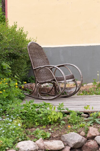 una vecchia sedia a dondolo vuota si trova nel cortile della casa