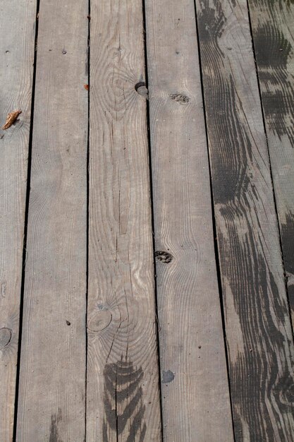 Una vecchia superficie in legno con diversi danni
