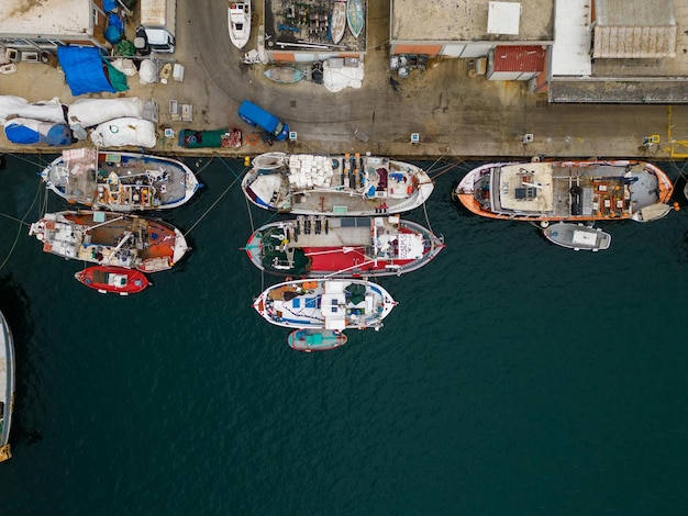 Una veduta aerea dei pescherecci nel porto rivela i colori vivaci e i motivi di queste imbarcazioni, testimonianza del ricco significato culturale ed economico dell'industria della pesca