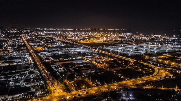 Una veduta aerea della zona industriale di notte