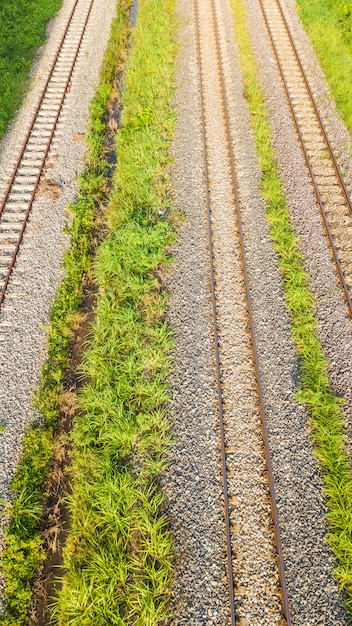 Una veduta aerea di binari della ferrovia