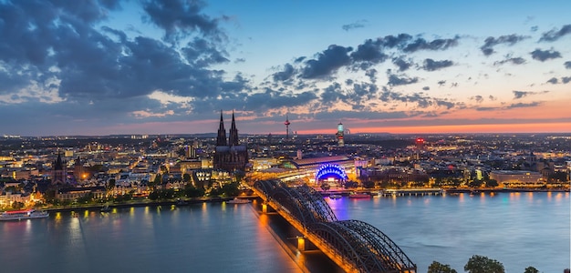 Una veduta aerea di Colonia con la cattedrale e il ponte Hohenzollern al tramonto in Germania. Portato fuori con un 5D mark III.