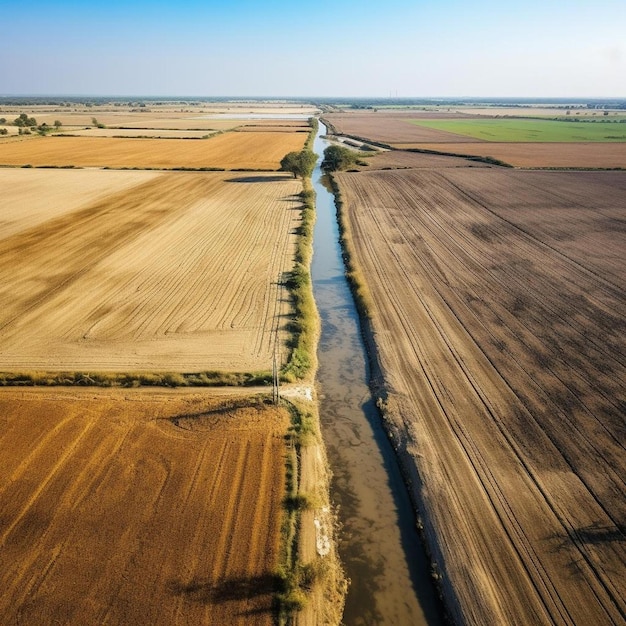 una veduta aerea di un fiume che attraversa un campo