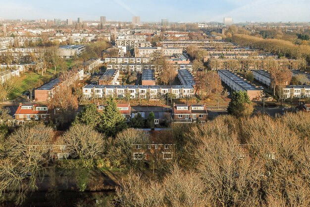 Una veduta aerea di una città con edifici e alberi