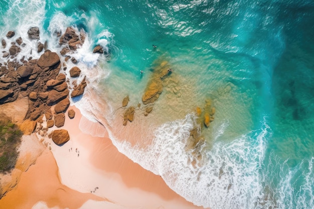 Una veduta aerea di una spiaggia con acqua turchese e onde