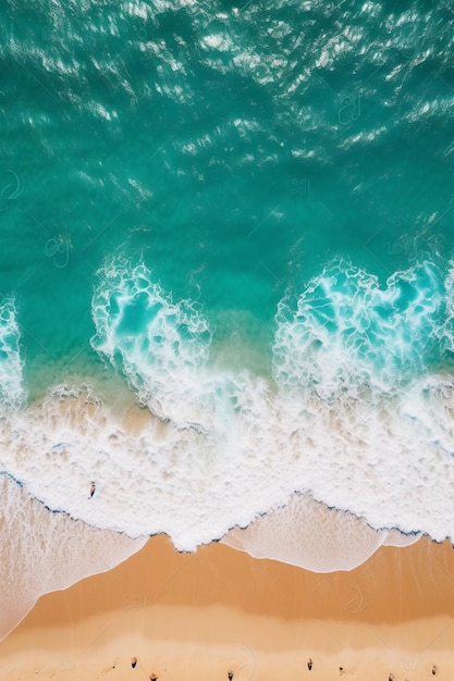 Una veduta aerea di una spiaggia con acqua turchese e una spiaggia di sabbia blu.