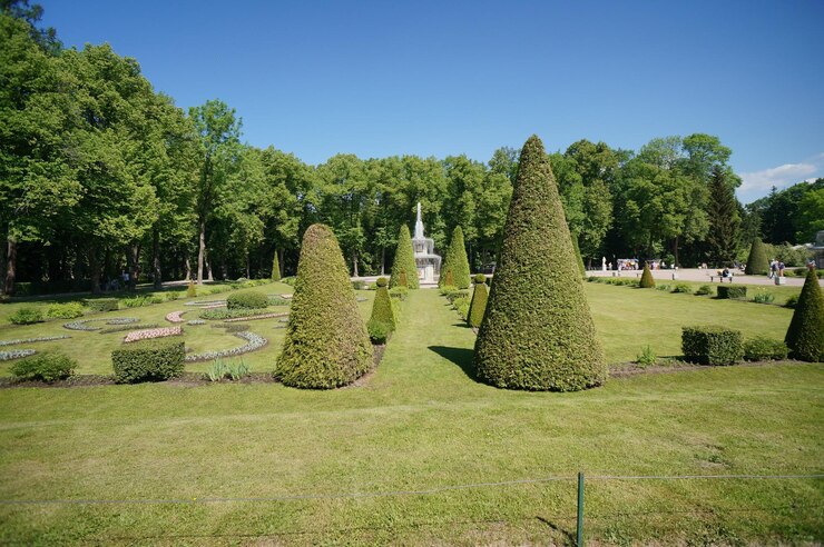 Foto una veduta dei giardini del castello dei giardini del castello dei duchi di st. pietroburgo.