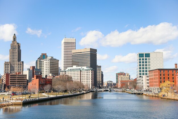 Una veduta del fiume a Boston con la città di Boston sullo sfondo