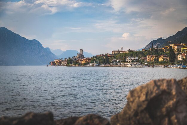 Una veduta del lago di garda dalla riva