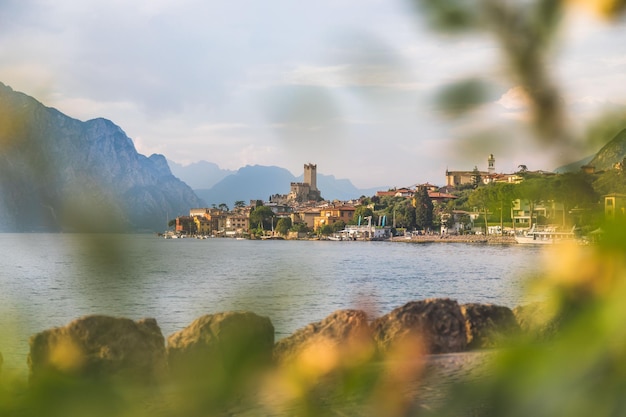 Una veduta del lago di garda dalla riva