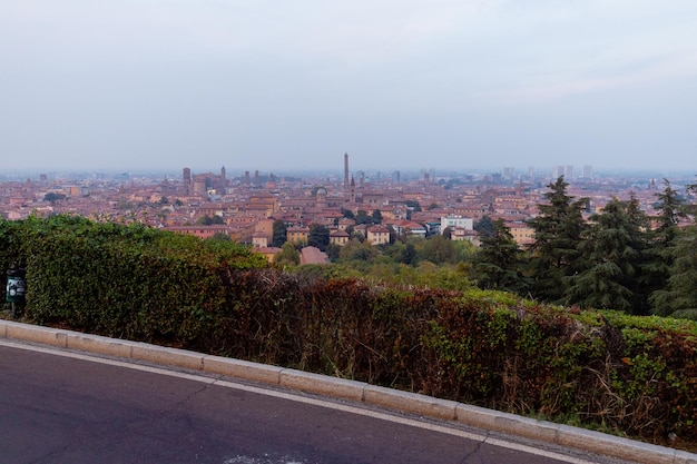 Una veduta della città di Milano dalla strada