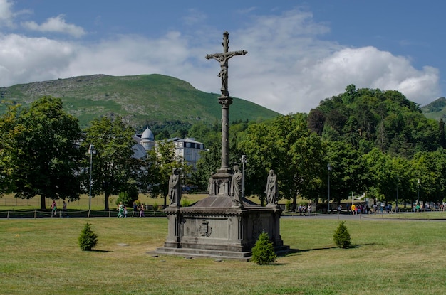 Una veduta della Croce a Lourdes davanti alla Basilica Francia