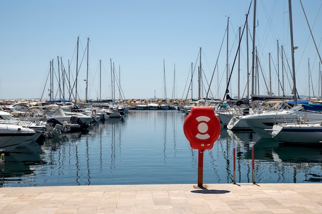 una veduta della marina su un molo nel porto di monaco