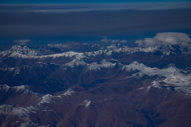 Una veduta delle montagne dall'altezza di un aeroplano Uno splendido scenario della natura la bellezza delle montagne