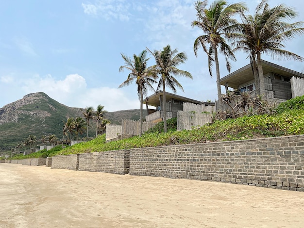 Una veduta di una villa a Con Dao con terrazza sul mare