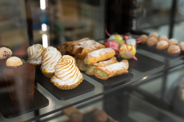 Una vetrina con dolci in un caffè Cupcakes e amaretti colorati sul basamento della torta