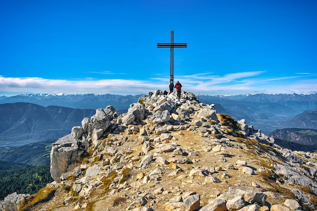 Una vetta di una montagna alta 2300 m in Alto Adige, Alpi italiane