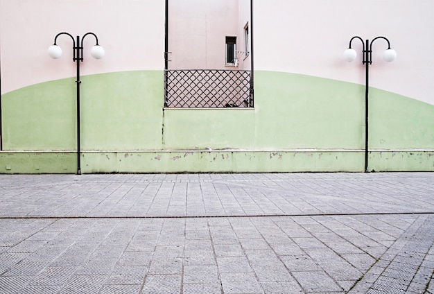 Una via della posta di due lampade sul fondo della parete