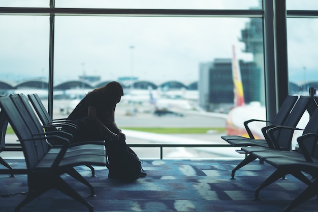 Una viaggiatrice che prepara e prepara la sua borsa in aeroporto
