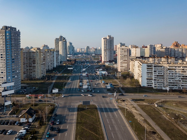 Una vista a volo d'uccello dal drone al quartiere Darnyts'kyi, Poznyaki di Kiev, Ucraina con edifici moderni su uno sfondo di cielo azzurro in primavera.