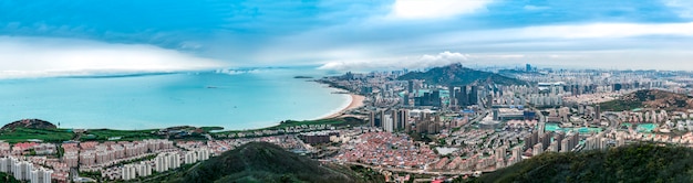 Una vista a volo d&#39;uccello della costa di Qingdao e skyline urbano