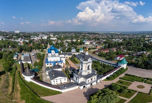 Una vista a volo d'uccello sul monastero di Vysotsky a Serpukhov in Russia