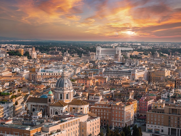 Una vista aerea di Roma al crepuscolo rivela un cielo che cambia da rosa a blu