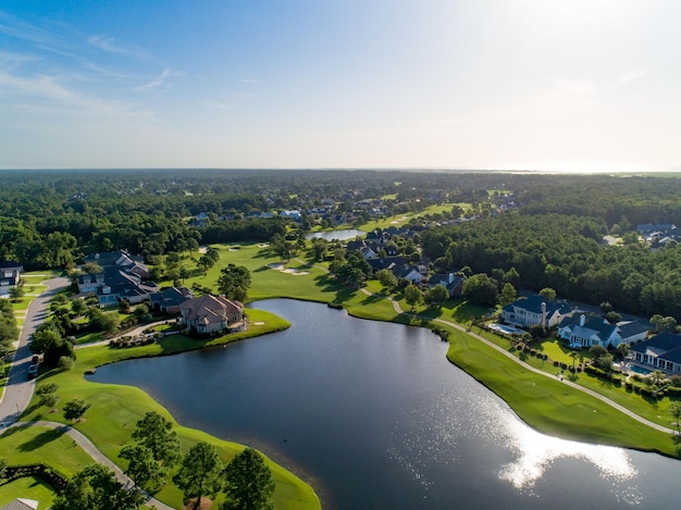 Una vista aerea di un campo da golf a Wilmington, NC, Stati Uniti