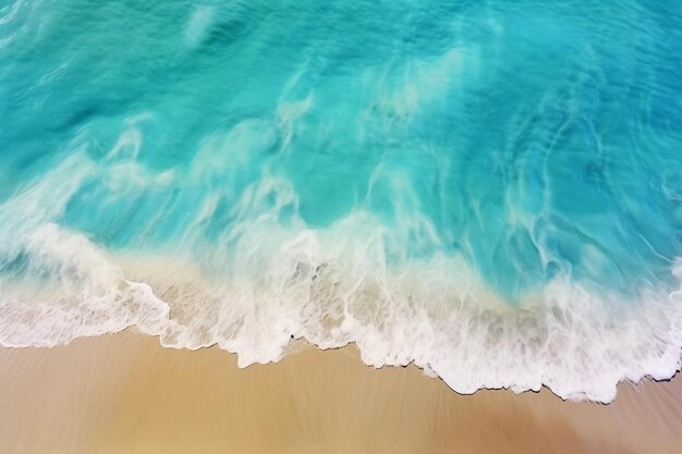 una vista aerea di una spiaggia con una tavola da surf nell'acqua