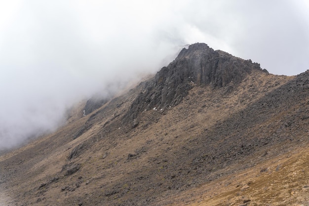 Una vista affascinante del vulcano Iztaccihuatl tra le nuvole