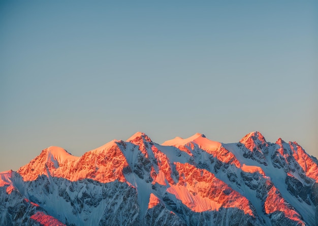 Una vista al tramonto delle montagne innevate in Nuova Zelanda