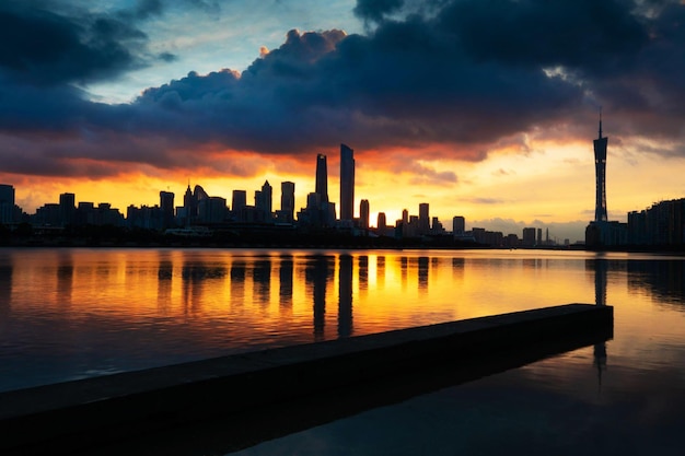 Una vista al tramonto di una città con un cielo nuvoloso e un uomo che cammina