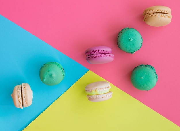 Una vista anteriore biscotti rosa deliziosi e gustosi insieme a caramelle colorate e spazio di copia