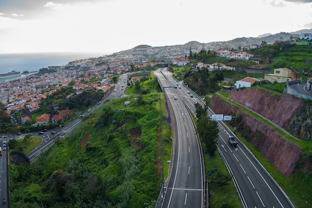 Una vista attraverso i tetti di Funchal, Madeira dalla seggiovia su per la collina dietro la città.