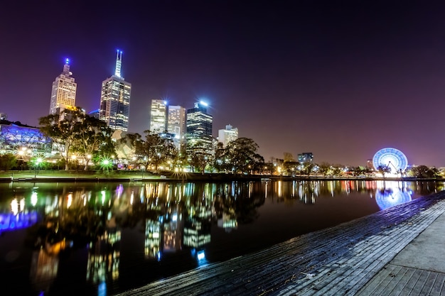 Una vista attraverso il fiume Yarra al punto di riferimento di Melbourne del centro durante il nig della città