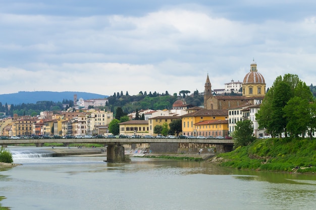 Una vista da Firenze, dal fiume Arno e dalla chiesa di San Frediano, panorama italiano, Italia