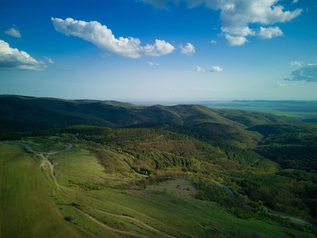 Una vista da un'altezza dei prati e dei pendii dei Monti Balcani alla luce del giorno in Bulgaria