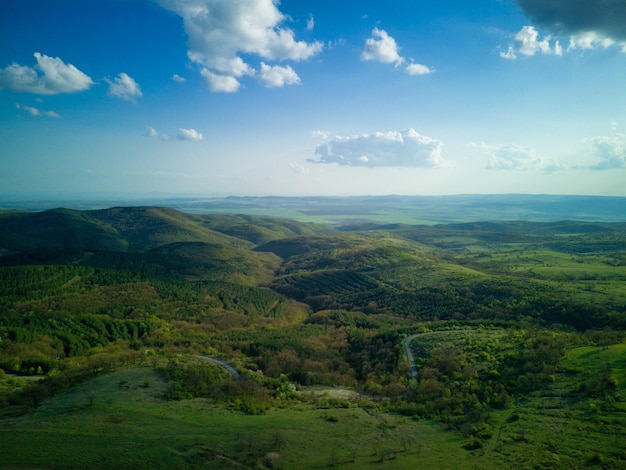 Una vista da un'altezza dei prati e dei pendii dei Monti Balcani alla luce del giorno in Bulgaria