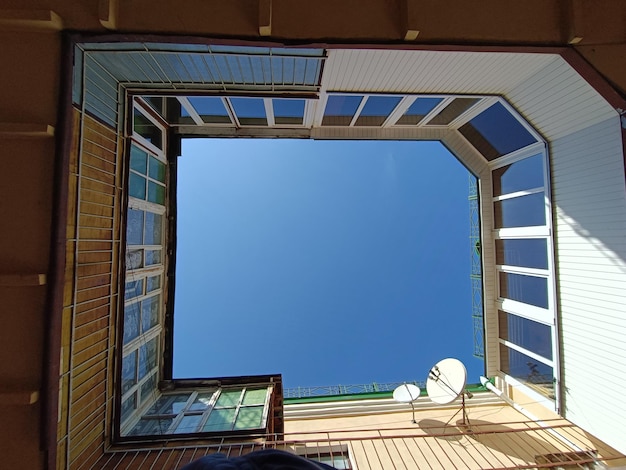 Una vista dal balcone di una casa nella città di san francisco.