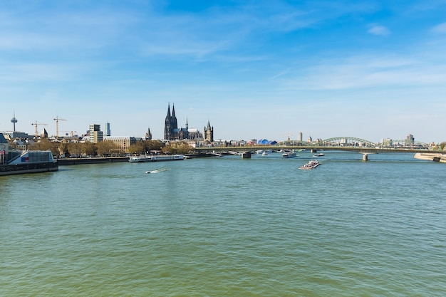 Una vista dal fiume Reno della città di Colonia con la Cattedrale in primavera in Germania. Portato fuori con un 5D mark III.