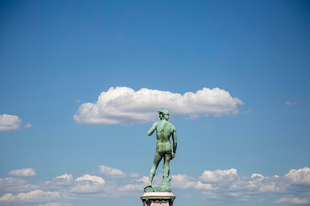 Una vista dal retro della statua in bronzo del David nel Piazzale Michelangelo Firenze Toscana