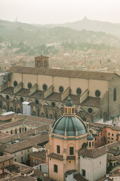 Una vista dall'alto del centro storico di Bologna e delle colline toscane sullo sfondo, Italia