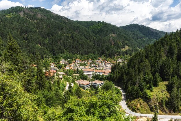Una vista dall'alto del villaggio Shiroka Laka in Bulgaria, nella regione di Smolyan