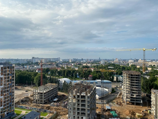 Una vista dall'alto di un grande cantiere moderno di grandi case alte e