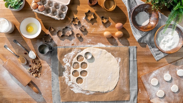 Una vista dall'alto piatta dell'impasto e degli ingredienti da forno, concetto desktop.