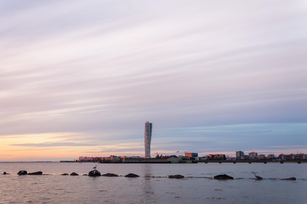 Una vista dalla costa al grattacielo residenziale di Turning Torso nella città di Malmo
