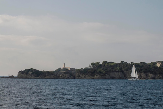 Una vista dalla costa del paesaggio panoramico dell'isola di Porquerolles in Francia